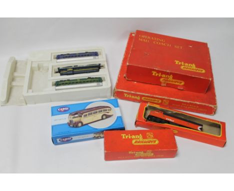 A COLLECTION OF HORNBY '00' GAUGE MODEL RAILWAY ITEMS, to include boxed 4-6-0 locomotive 'Albert Hall' 4983 Great Western Gre