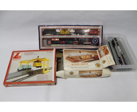 A COLLECTION OF BOXED AND LOOSE '00' GAUGE RAILWAY ITEMS, to include Lima Operating Container Terminal, Lima Tank Locomotive 