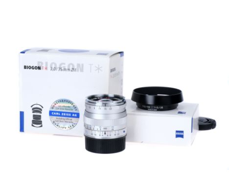 A Carl Zeiss Biogon ZM T* f/2 35mm Lens Leica M mount, chrome, serial no. 15858036, body, VG-E, elements, VG-E, complete with