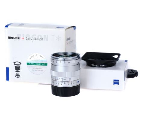 A Carl Zeiss Biogon ZM T* f/2.8 21mm Lens, Leica M mount, chrome, serial no. 15551690, body, VG-E, elements, VG-E, complete w