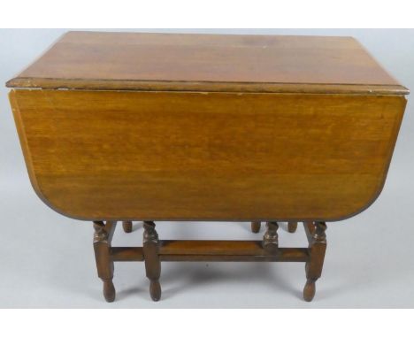 An Edwardian Oak Drop Leaf Gate Leg Table, 91cm wide 