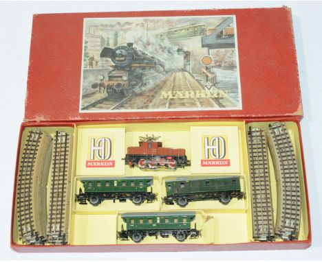 Marklin CE 829/3 HO 3-Rail Passenger Train Set. Comes with CE800 E6302 Overhead Electric Loco, 2x passenger coaches, baggage 