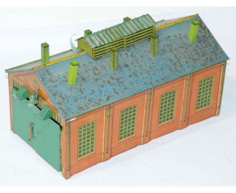 Hornby O Gauge E2E Engine Shed . Base is missing and one roof vent detached but present. Condition is Fair to Good.&nbsp;