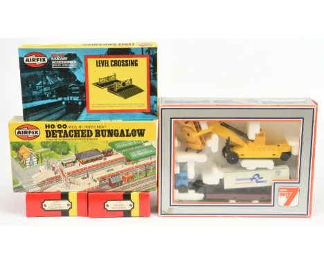 Assorted Lineside kits and Lima Container Crane - Lima 60 0990, 2x Hornby (GB) R.071 Modern Footbridge, AIRFIX Level Crossing