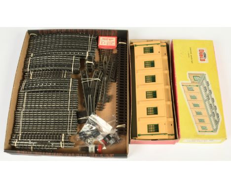 Hornby Dublo 5005 Engine Shed Kit Plus 2 rail Track, Pointwork and Buffer Stops. Conditions: Generally Good to Good Plus.