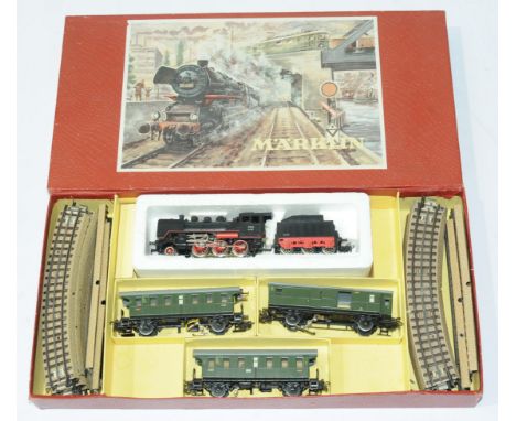 Marklin 3103 HO 3-Rail Passenger Train Set. Comes with 2-6-0 Steam Loco &amp; Tender, 2x coaches, baggage car (missing roof s