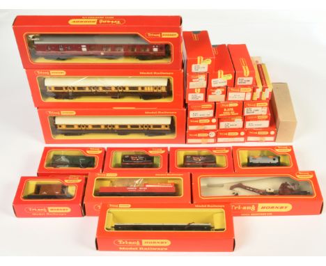 Assortment of Tri-ang Hornby Wagons and Coaches - R.426 Pullman Parlour Car, R.556 Non-Powered Pullman Motor Car, R.423 Maroo