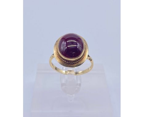 9ct gold ladies ring, oval cut cabochon garnetSize:NWeight:3.05g