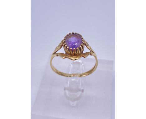 9ct gold ladies ring, oval cut amethyst stone Size:SWeight:2.19g