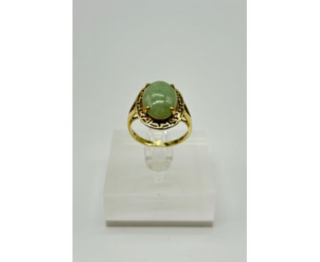 9ct gold ladies ring with green jade stone Size: O/PWeight: 3.29g