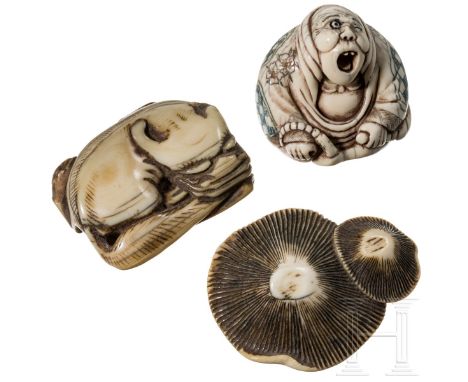 Drei Elfenbein-Netsuke, Japan, 19. Jhdt.  Ein Exemplar in Form eines hockenden Bettelmönchs, das Gewand fein graviert und in 