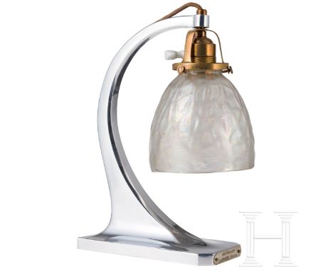 Jugendstil-Schreibtischlampe, Frankreich, um 1910  Einteilig gegossener Stand aus poliertem Aluminium. Lampenschirm aus irisi
