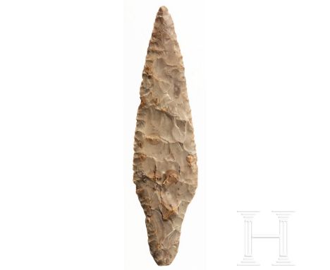 Flint-Speerspitze, Dänemark, Neolithikum, 3. Jtsd. v. Chr.   Hervorragend gearbeitete, flache Speerspitze aus bräunlichem Fli