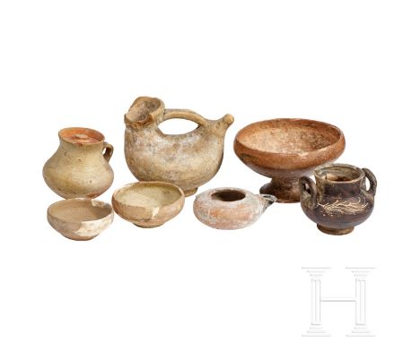 Sieben antike Tongefäße, 5. Jhdt. v. Chr. - 3. Jhdt. n. Chr.   Zwei kleine Schalen (mit Ergänzungen), Durchmesser ca. 8 cm. E