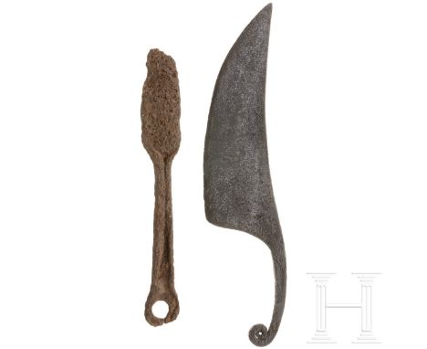 Großes Knaufmesser und Eisenmesserfragment, keltisch, 3. - 1. Jhdt. v. Chr.  Schmiedeeisernes Ringknaufmesser mit einschneidi