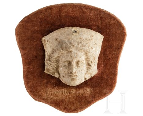 Terrakottaköpfchen der Medusa(?), Griechenland, hellenistisch, 3. - 2. Jhdt. v. Chr.  Terrakotta-Reliefkopf mit feinen Zügen 