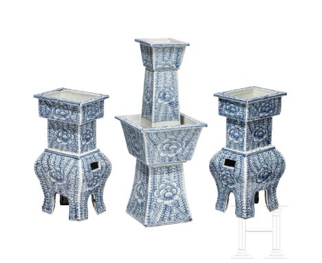 Drei Kerzenhalter, China, späte Qing-Dynastie, um 1850  Drei in blau-weißer Unterglasurmalerei dekorierte Kerzenhalter. Hoher