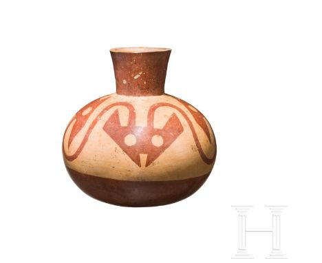 Kugelflasche mit rot-weißem Dekor, Huari(?), Peru, 500 - 1000 n. Chr.  Kugelige Flasche mit flachem Boden und breitem zylindr