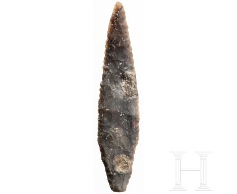 Flint-Speerspitze, Dänemark, Neolithikum, 3. Jtsd. v. Chr.   Exzellent erhaltene, flache Speerspitze aus grau-bräunlichem Fal