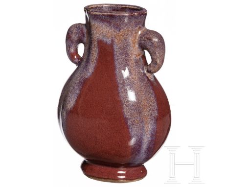 Kleine kupferrot-glasierte Vase mit Marke, China, Guangxu, 19. Jhdt.   Formschöne Vase mit zwei Henkeln und nahezu oktagonale