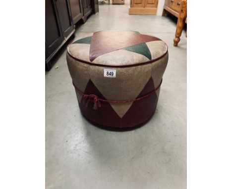 Small round foot pouffe 