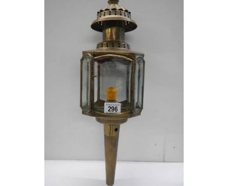 A 20th century brass carriage lamp, 53 cm tall. 