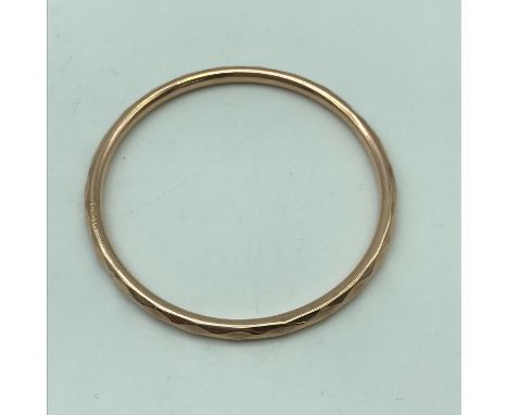Antique Chester 9ct gold large bangle. Weighs 8.58grams 