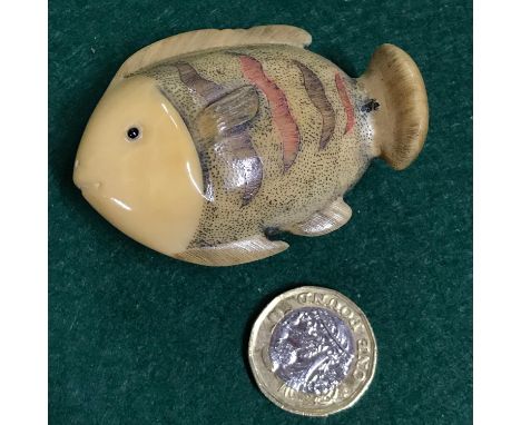 Antique Japanese hand carved netsuke of a fish, Signed by the artist, Also shows lovely details. Measures 6cm in length Front