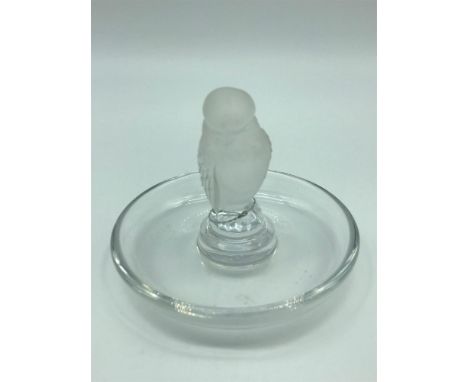 A Vintage Lalique bird/ owl trinket dish. Signed to the base. Measures 7cm in height