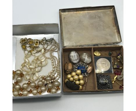 A Selection of vintage and antique jewellery which includes Art Deco Grape design brooch, two carved cameo's, Mother of pearl