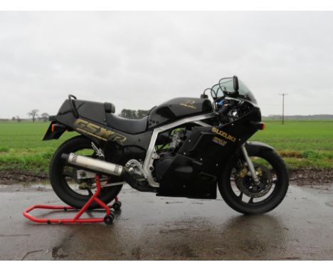 One of only 200 bikes produced for the UK-market.Built in 1988, the last year of the "slab-sided" GSXR model range200 bikes w