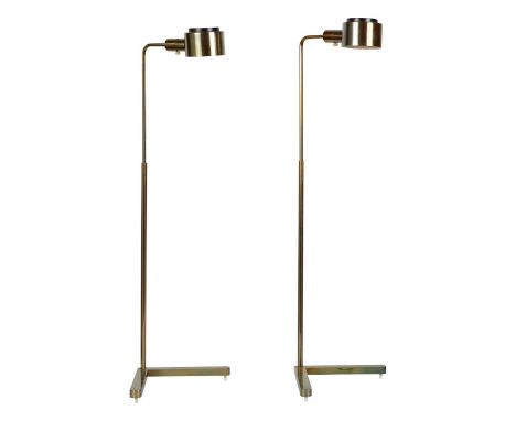 Casella Lighting, United States. Pair of brass reading floor lamps. The lamps feature an L-shaped base with a long, curved st