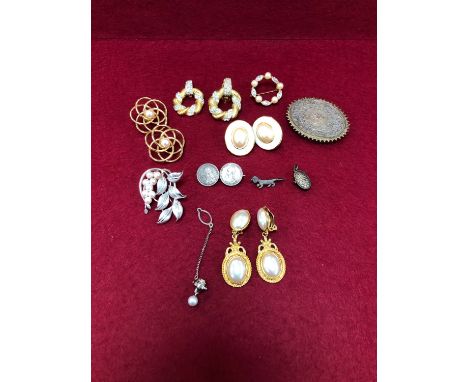 A COLLECTION OF COSTUME JEWELLERY TO INCLUDE TWO PAIRS OF MONET CLIP ON EARRINGS, OTHER EARRINGS, BROOCHES, TWO 1889 VICTORIA