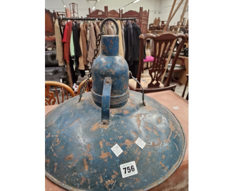 A VINTAGE INDUSTRIAL HANGING LIGHT. 