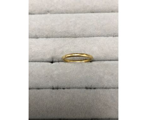 AN 18ct HALLMARKED GOLD WEDDING BAND RING. FINGER SIZE I. WEIGHT 2.32grms.