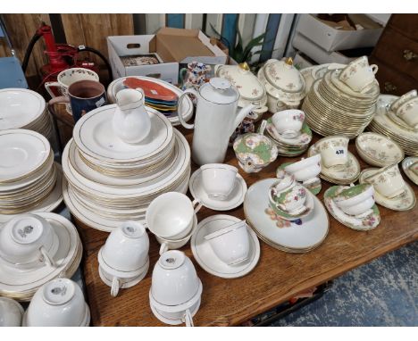 A ROYAL WORCESTER PART TEA AND DINNER SERVICE, A MINTONS TEA AND DINNER SERVICE AND OTHER CHINA WARES. 