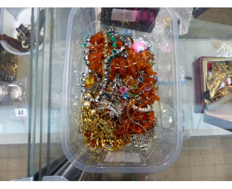 A COLLECTION OF JEWELLERY TO INCLUDE VARIOUS AMBER AND OTHER BEADS, AN AMBER PENDANT IN SILVER WITH A SILVER CHAIN, A QUANTIT