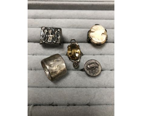 FIVE VARIOUS VINTAGE RINGS, TO INCLUDE A PORTRAIT CAMEO, A STONE SET EXAMPLE AND THREE ARTISAN STYLE RINGS. ALL ASSESSED AS S