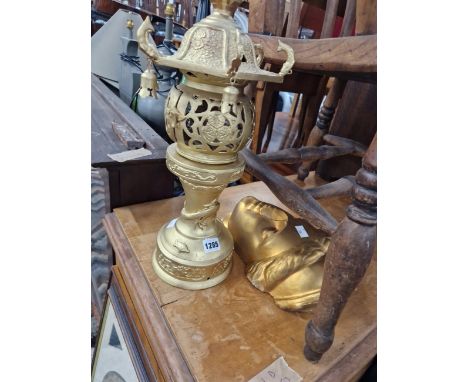 AN ORIENTAL STYLE TEA LIGHT STAND AND A GILDED WALL MASK. 