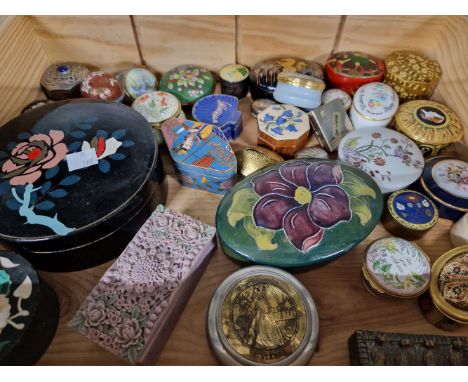 A COLLECTION OF SMALL TRINKET BOXES INCLUDING MOORCROFT, HALCYON DAYS, ROYAL CROWN DERBY, ENAMEL EXAMPLES ETC. 