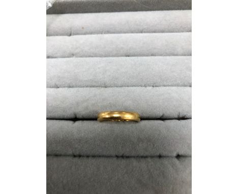 A 22ct HALLMARKED GOLD WEDDING BAND RING. FINGER SIZE K 1/2. WEIGHT 5.29grms.