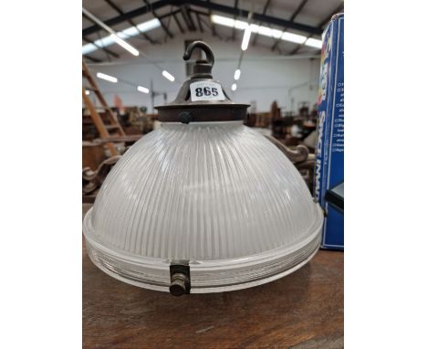 A VINTAGE GLASS HANGING LIGHT. 