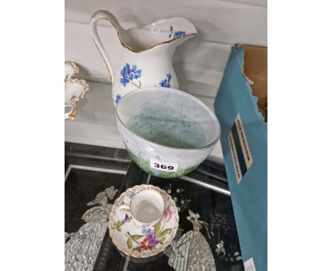 AN ART GLASS VASE, A MINIATURE CUP AND SAUCER AND A HAMMERSLEY JUG. 