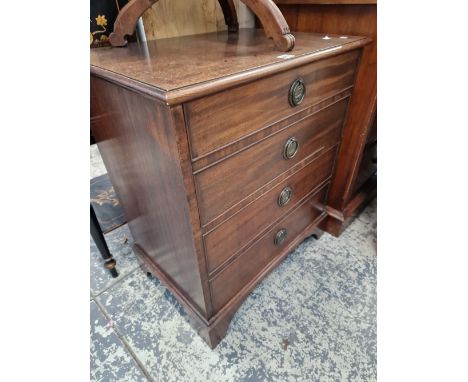 A GEORGE III MAHOGANY LIFT TOP COMMODE. 
