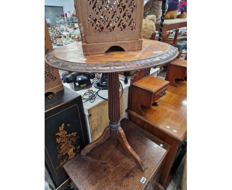 A VICTORIAN TRIPOD TABLE WITH CHEQUER BOARD TOP. 