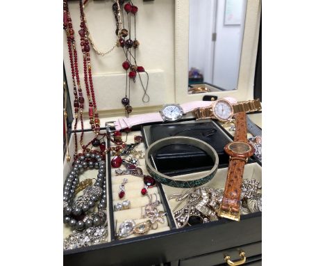 A MODERN LEATHER MULTI DRAWER JEWELLERY CASE AND CONTENTS TO INCLUDE VINTAGE AND CONTEMPORARY EXAMPLES, SILVER, COSTUME, AND 