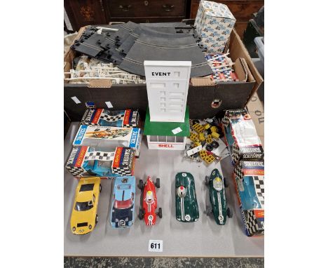 A COLLECTION OF SCALEXTRIC CARS AND TRACK. 