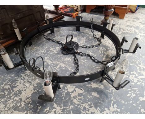 A LARGE EIGHT LIGHT CHANDELIER. 