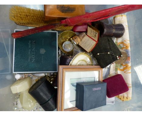 A BOX OF JEWELLERY AND COLLECTABLES TO INCLUDE SILVER CUFFLINKS, SILVER BACKED DRESSING TABLE BRUSH, MASOINIC JEWEL AND PATCH