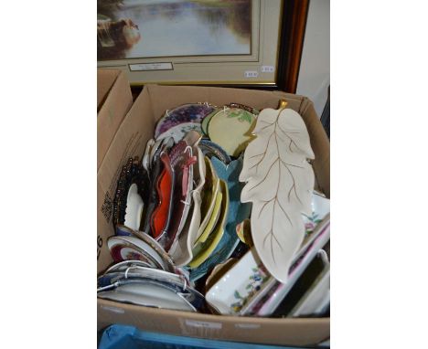 Quantity of mixed ceramics to include serving dishes, decorative plates, trinket bowls etc